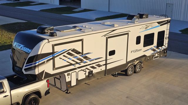 2022 Keystone Fuzion 373 Toy Hauler